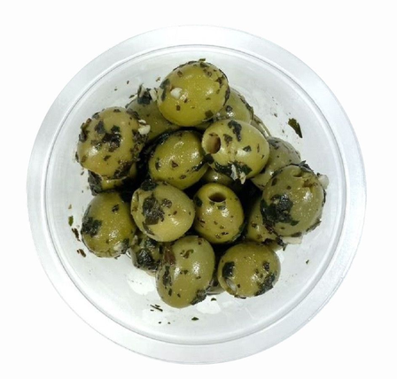 Groene olijven met basilicum