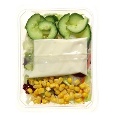 Kleine salade mais-komkommer